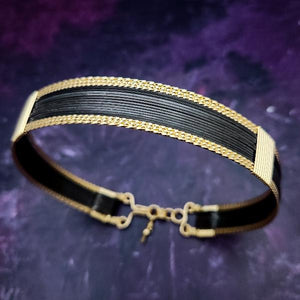 HANDSCHELLEN – AMARI Locking Submissive Handschellen-Armband oder Fußkettchen, Schwarz und Gold, BOLD {Limitierte Veröffentlichung}