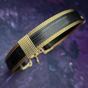 HANDSCHELLEN – AMARI Locking Submissive Handschellen-Armband oder Fußkettchen, Schwarz und Gold, BOLD {Limitierte Veröffentlichung}