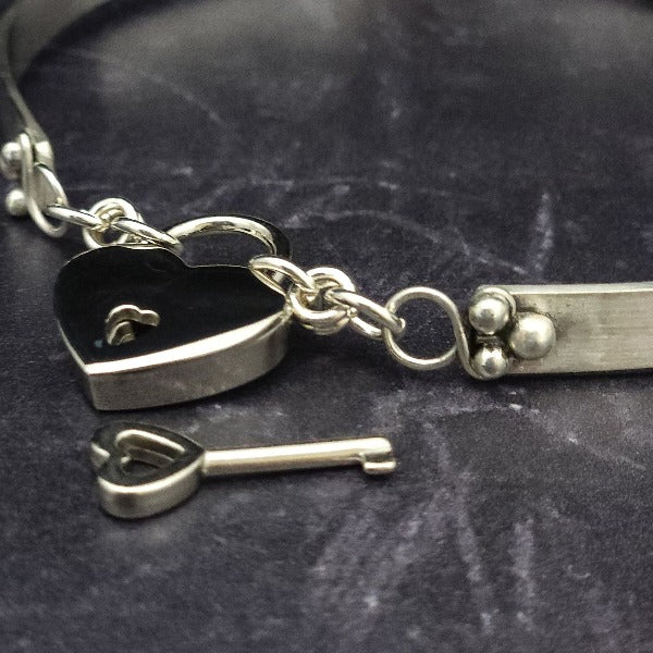 <span>The Calla Lily Collar is a graceful addition to our artisan BDSM jewelry collection. Your submissive is sure to love this feminine and elegant collar. Graceful and sophisticated, this will be a coveted piece in your lifestyle jewelry collection.&nbsp;</span><span></span><span>Gift your submissive with the ultimate expression of love and devotion with this feminine and elegant collar.</span>