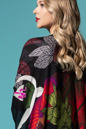 Wrap {then unwrap} your sub in this unqiue kimono. Experience a burst of vibrancy with our Mosaico, adorned in a captivating mix of flower prints.