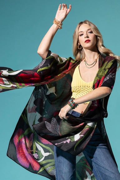 Wrap {then unwrap} your sub in this unqiue kimono. Experience a burst of vibrancy with our Mosaico, adorned in a captivating mix of flower prints.