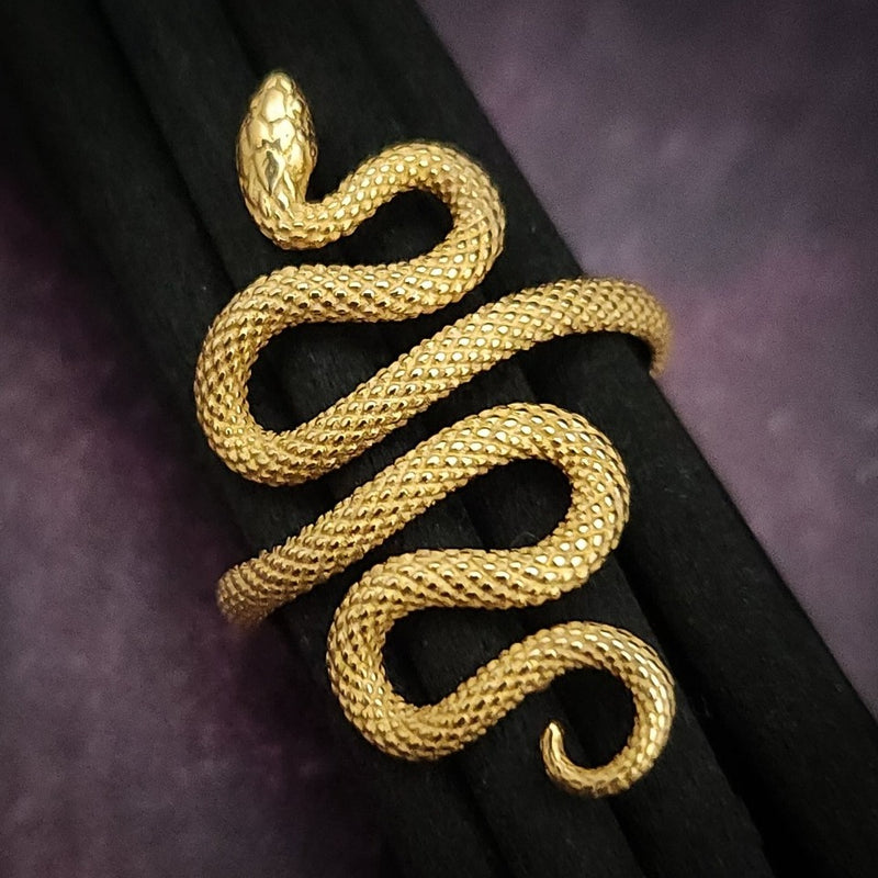 This enchanting, sinuous ring boasts a bypass design that artfully mimics a lifelike snake shape, with its head and tail curling into the ends of the ring. Easily adjustable, this ring can fit a wide range of sizes - from its original size 7 (US) to give the perfect fit.
