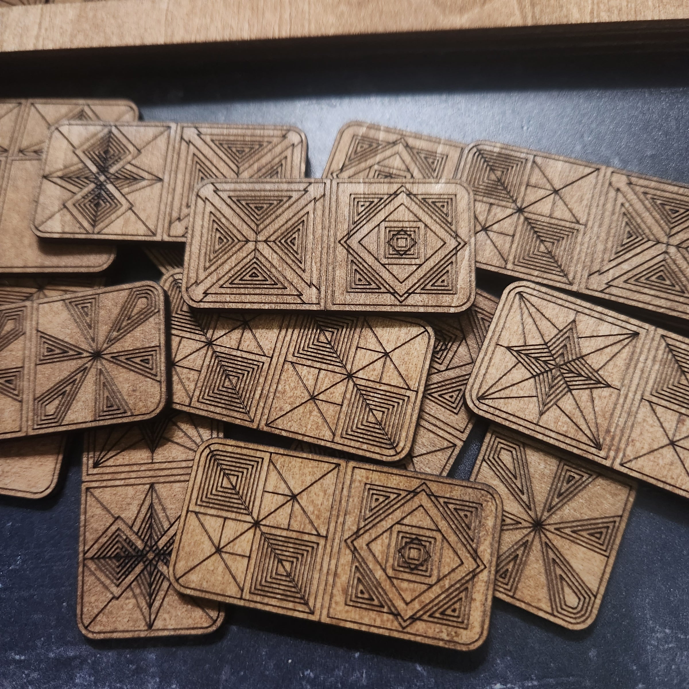 THE HEIRLOOM DOMINO GAME SET with STORAGE BOX - THE NAVARRI GAME COLLECTION