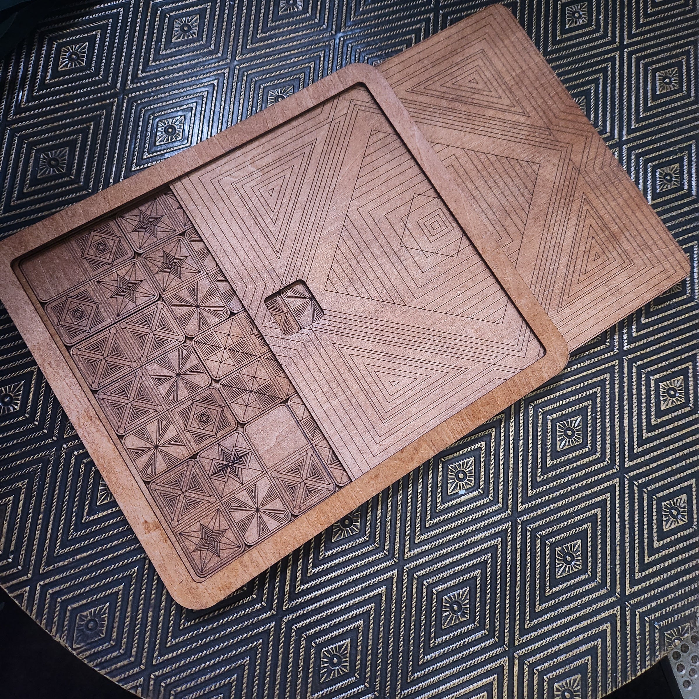 THE HEIRLOOM DOMINO GAME SET with STORAGE BOX - THE NAVARRI GAME COLLECTION
