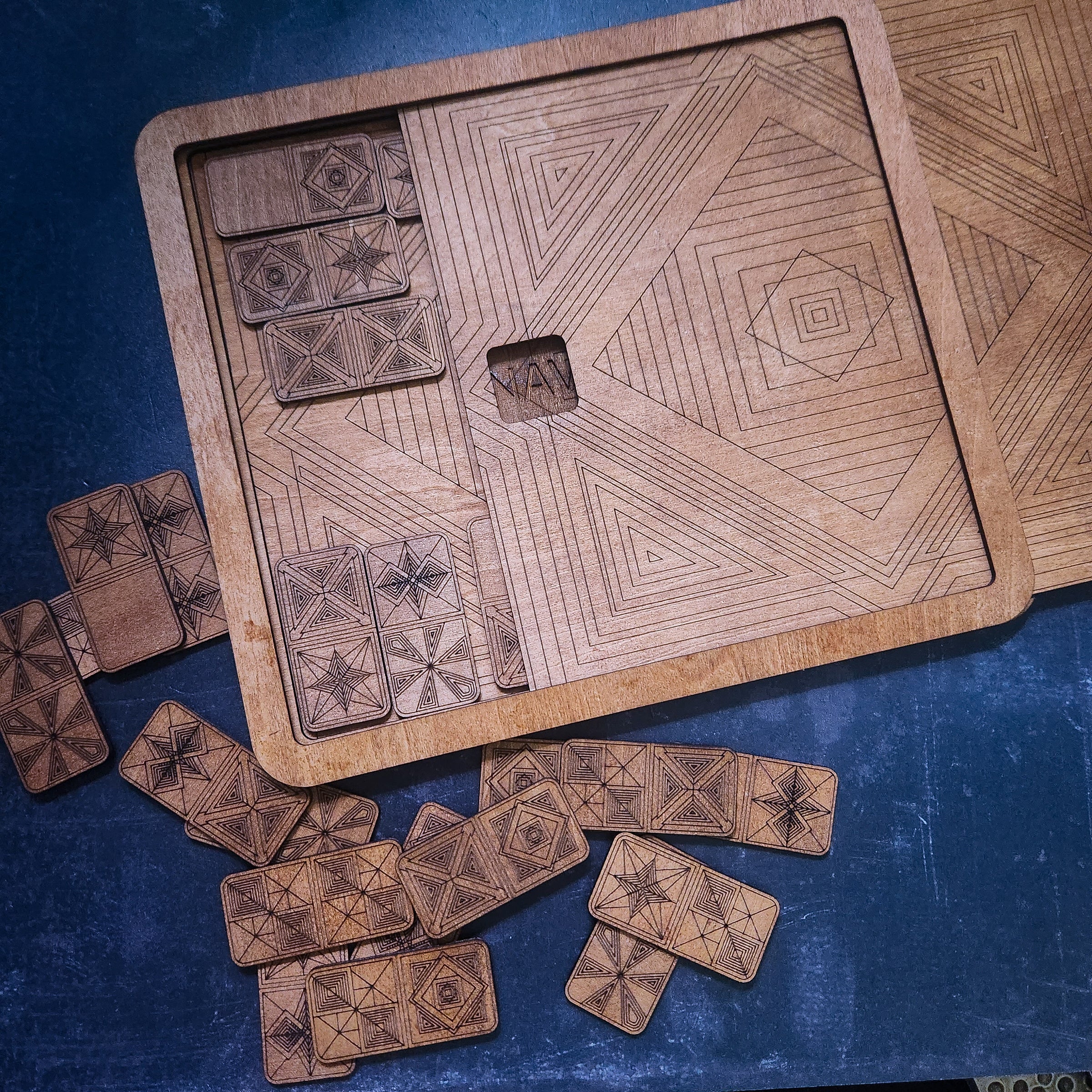 THE HEIRLOOM DOMINO GAME SET with STORAGE BOX - THE NAVARRI GAME COLLECTION