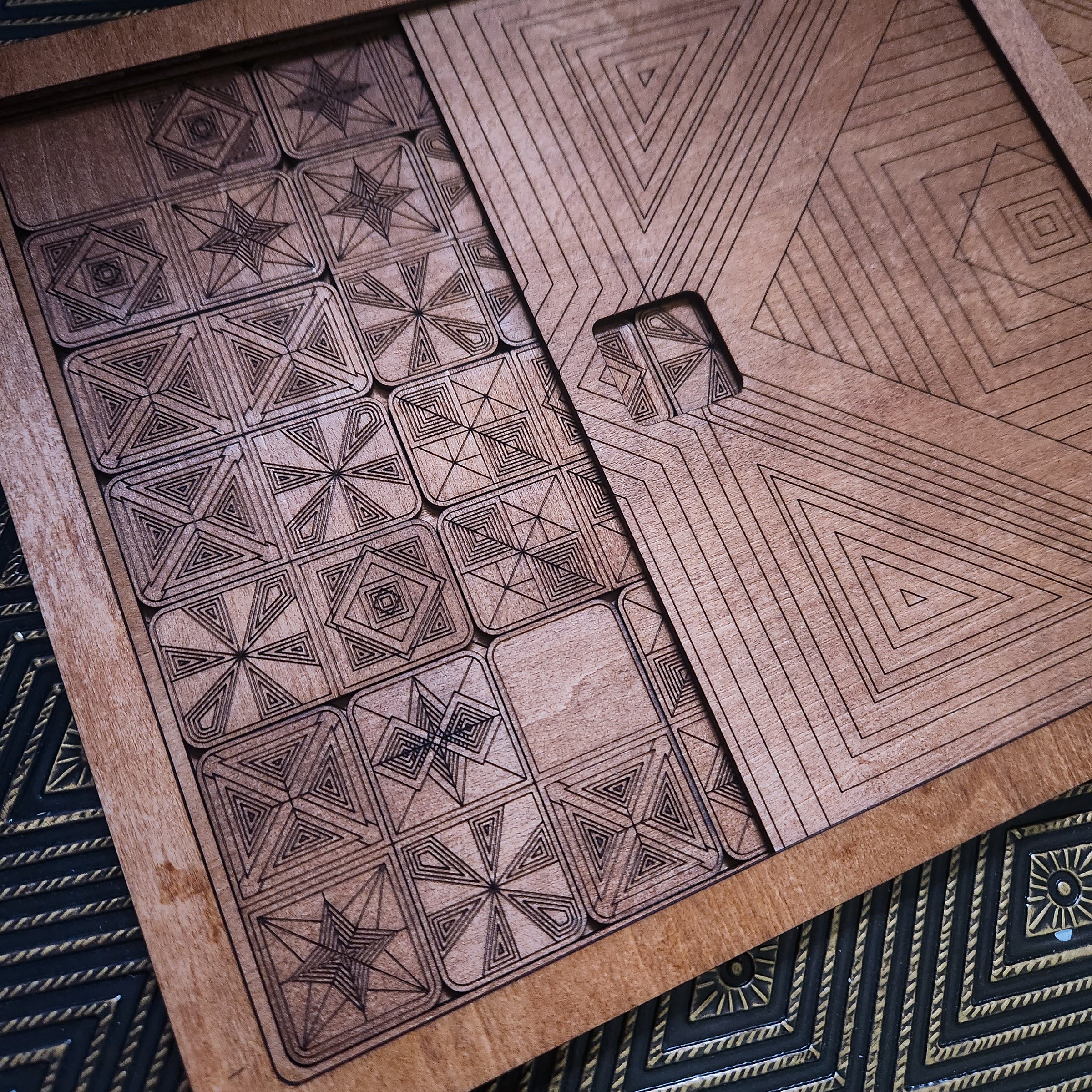 THE HEIRLOOM DOMINO GAME SET with STORAGE BOX - THE NAVARRI GAME COLLECTION