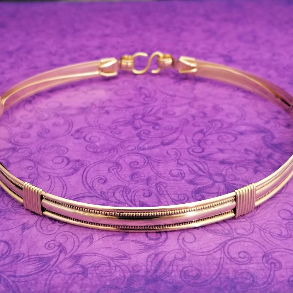 The Janus Submissive Collar is a locking collar made of luscious sterling silver with gleaming gold filled accents, so it's a statement of ownership, yet discreet enough to wear in the vanilla world. 