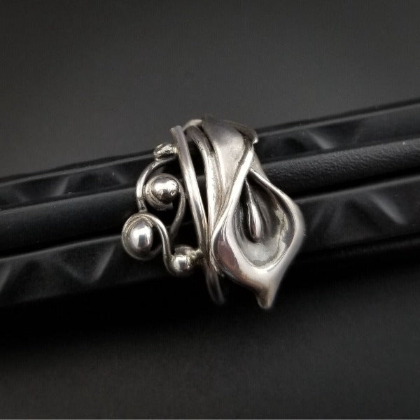 The Calla Lily Collection is a graceful addition to our artisan BDSM jewelry line. Graceful and feminine, this ring is the perfect compliment to our Calla Lily collars or bracelet.