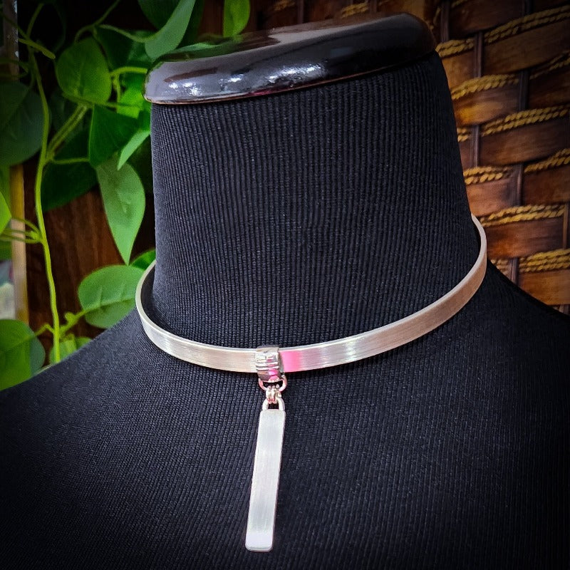 METAKI Unterwürfiges Halsband mit KOSTENLOSEM ANHÄNGER 
