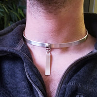 METAKI Unterwürfiges Halsband mit KOSTENLOSEM ANHÄNGER 