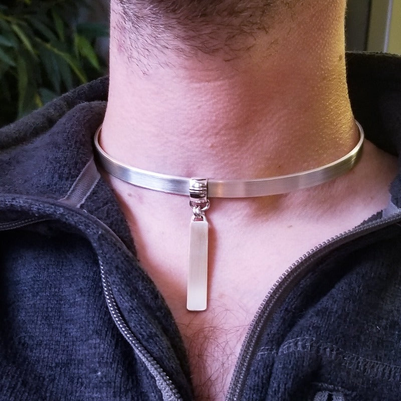 METAKI Unterwürfiges Halsband mit KOSTENLOSEM ANHÄNGER 