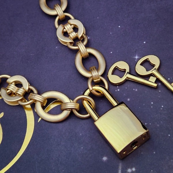 Look rich and luxurious in this soft locking chain collar. Makes a dramatic statement of ownership / submission, yet so discreet no one will ever know that you just might use it for a bit of naughty bedroom bondage.